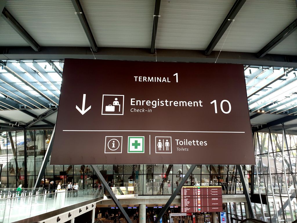 2B_Signalétique_int_Aeroport_Terminal1-Escalier